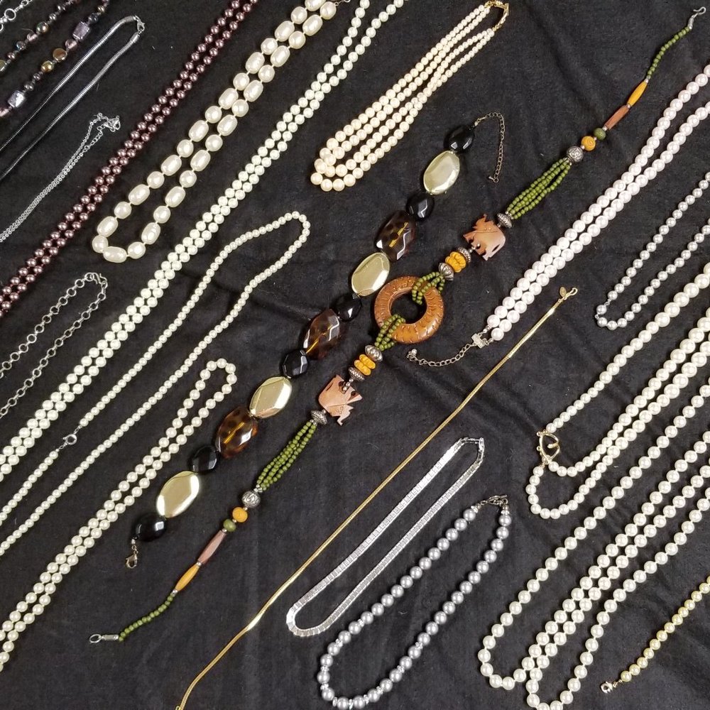 ASSORTED LOT OF COSTUME JEWELRY